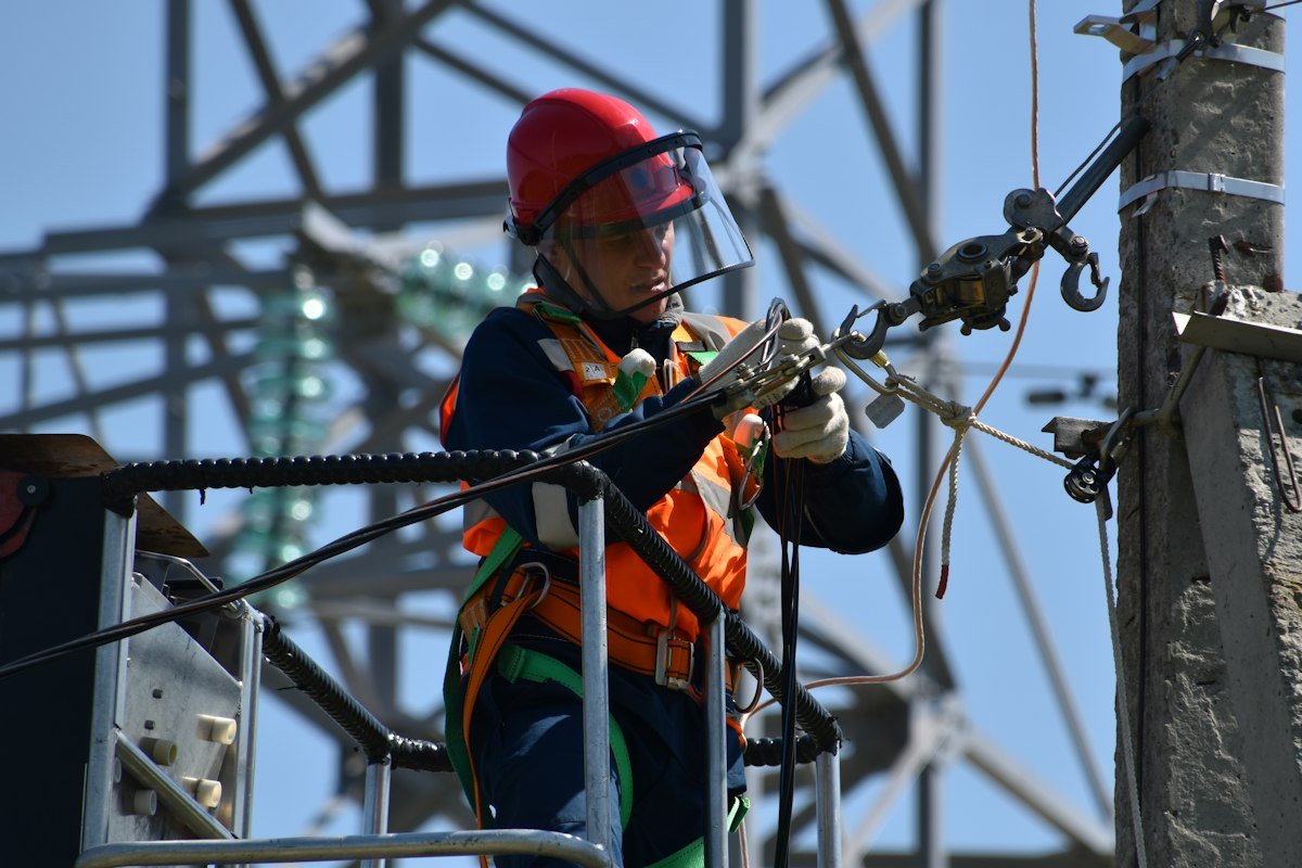 Emergency electrical service, weatherhead, and meter socket repair by Viking Electric & Design